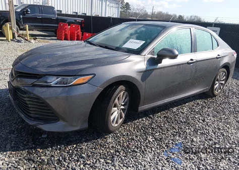 2020 Toyota Camry Le z USA, uszkodzony, nr VIN 4T1C11AK8LU896640